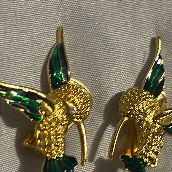 Pair of Vintage Gold Tone Green Hummingbird clip on earrings. Diamond eyes - Picture 3 of 4